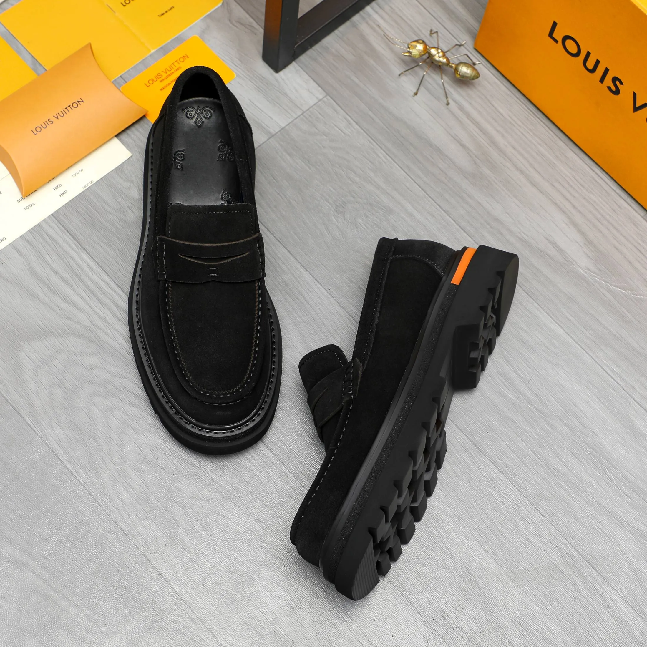 Men's shoes 💰620 Product trademark: LV "Louis Vuitton" business casual slip-on leather shoes Regular size: 37-46 Product material: Selected high-quality frosted cowhide upper, pigskin lining, rubber outsole